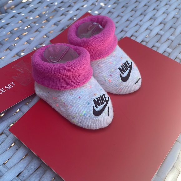 NIKE Infant/ Newborn Baby Bootie Size 0-6 Months - Picture 3 of 6